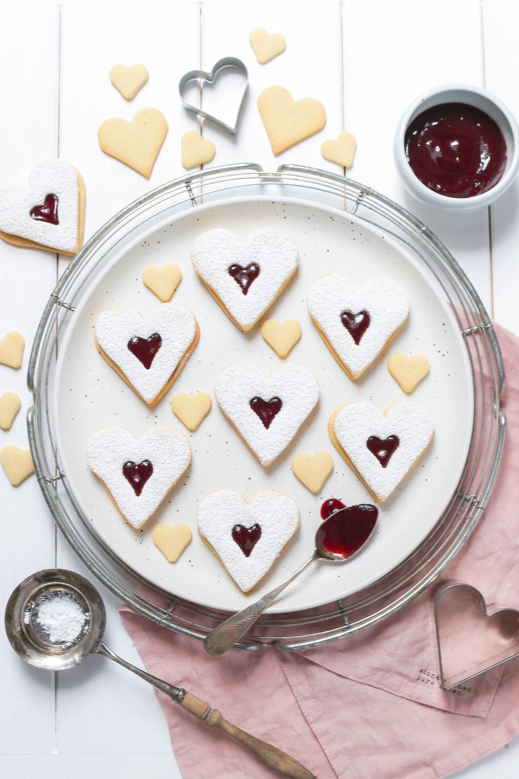 Spitzbuben Rezept: Herz Kekse mit Liebe gebacken
