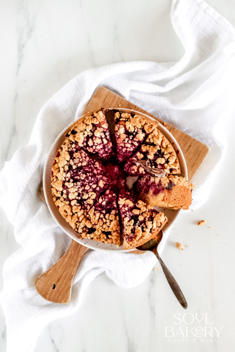 kleiner feiner saftiger Kirschkuchen mit Vanillestreuseln - Soul Bakery